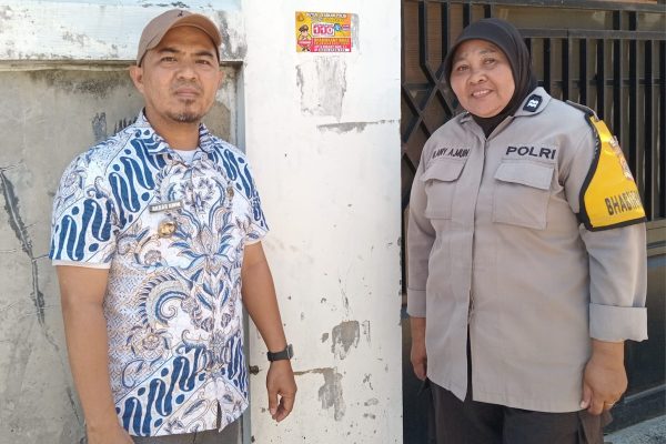 Lurah Bukit Indah Akbar Amin bersama Bhabinkamtibmas Aiptu Nurainy Muin mensosialisasikan layanan aduan 110 ke warga