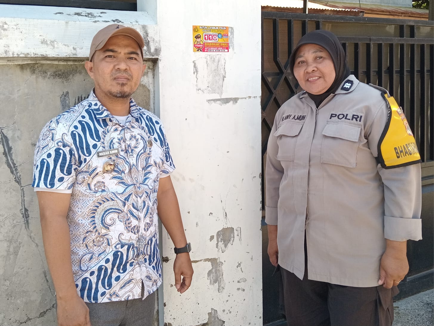 Lurah Bukit Indah Akbar Amin bersama Bhabinkamtibmas Aiptu Nurainy Muin mensosialisasikan layanan aduan 110 ke warga