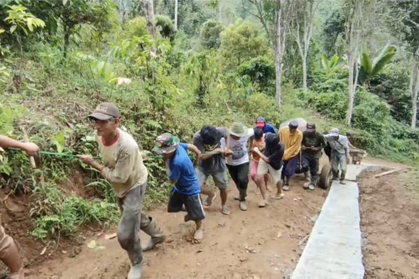 Warga Dusun Pamu'tu secara swadaya membangun akses jalan yang terputus sepanjang kurang lebih 150 meter