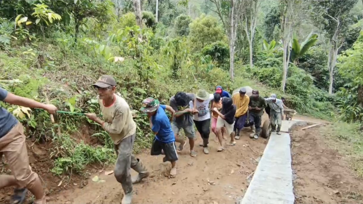 Warga Dusun Pamu'tu secara swadaya membangun akses jalan yang terputus sepanjang kurang lebih 150 meter