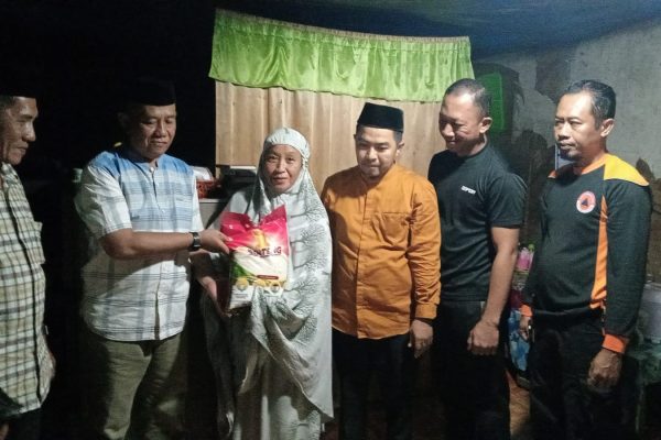 Kepala BPBD Parepare Rasdi Geri didampingi Lurah Bukit Indah Akbar Amin dan Lurah Lapadde Rahmat menyerahkan bantuan sosial dari Pemkot Parepare kepada warga prasejahtera