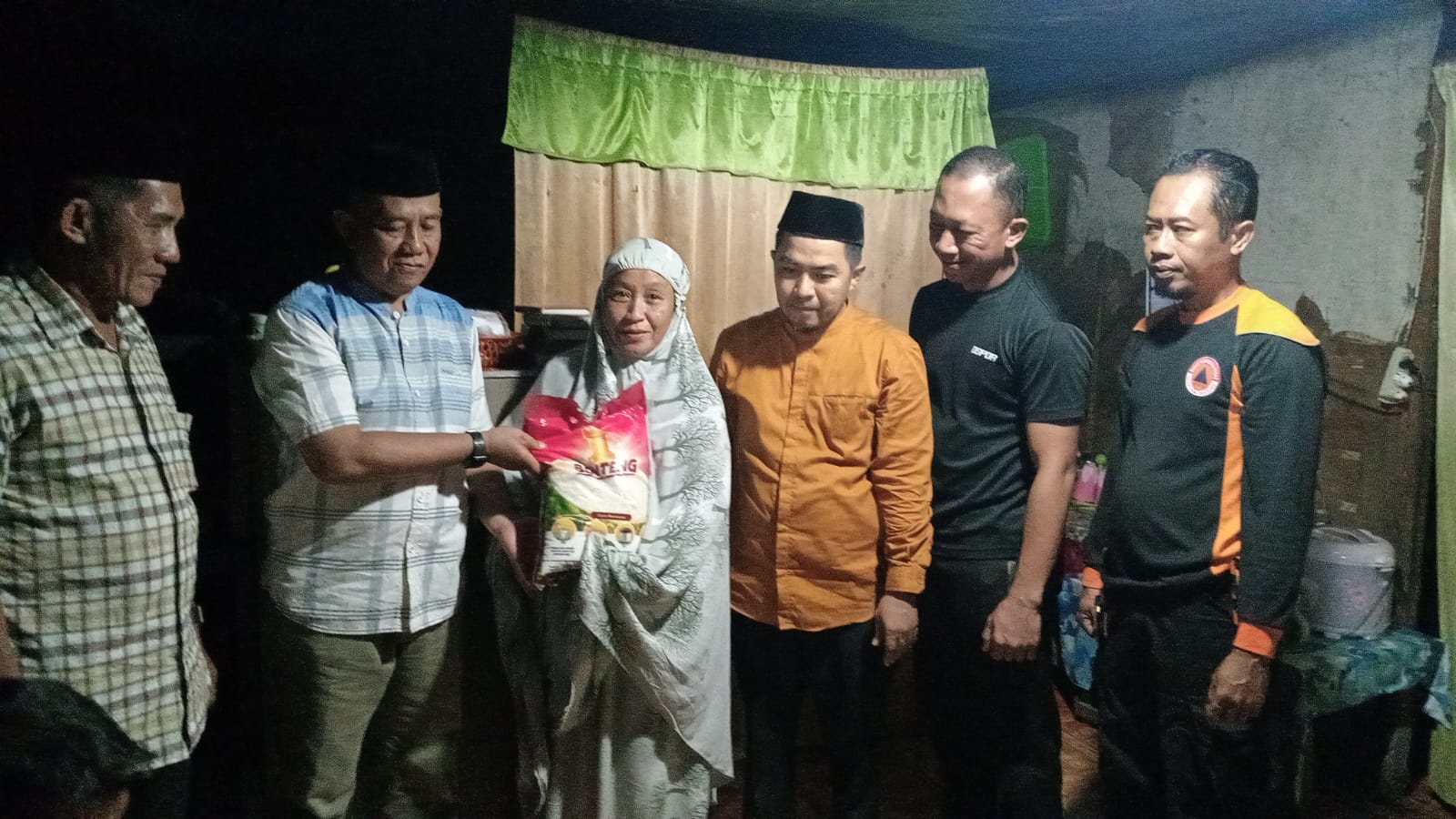 Kepala BPBD Parepare Rasdi Geri didampingi Lurah Bukit Indah Akbar Amin dan Lurah Lapadde Rahmat menyerahkan bantuan sosial dari Pemkot Parepare kepada warga prasejahtera