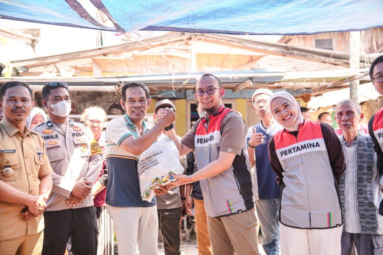 Pertamina Patra Niaga Regional Sulawesi Salurkan 2.000 Paket Sembako untuk Warga Prasejahtera